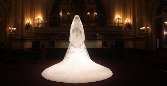 the-duchess-of-cambridge-s-wedding-dress-goes-on-display-at-buckingham-palace-pic-pa-442262609